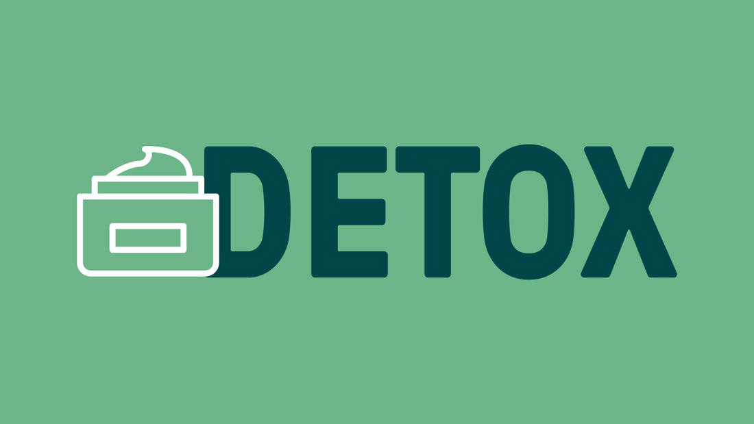 "DETOX" escrito sobre un fondo verde claro