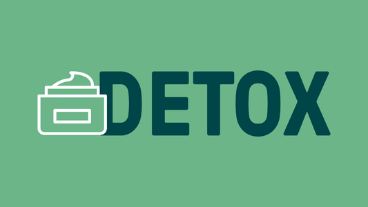 "DETOX" escrito sobre un fondo verde claro